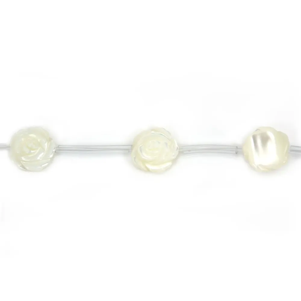 Nacre blanche en forme de rose sur fil 12mm x 40cm