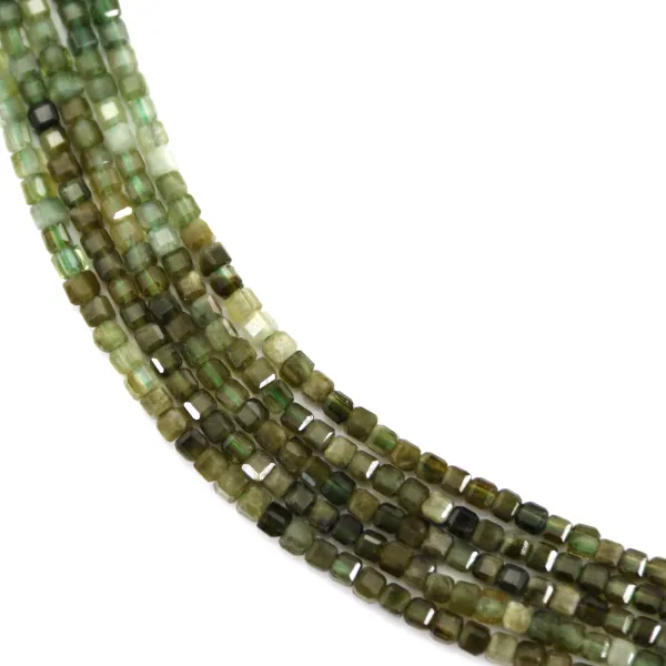 Grüner Turmalin in facettierter Würfelform 2mm x 40cm.