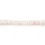 Vue rapprochée de perles lambi rose 2x4mm Heishi sur fil de 40cm