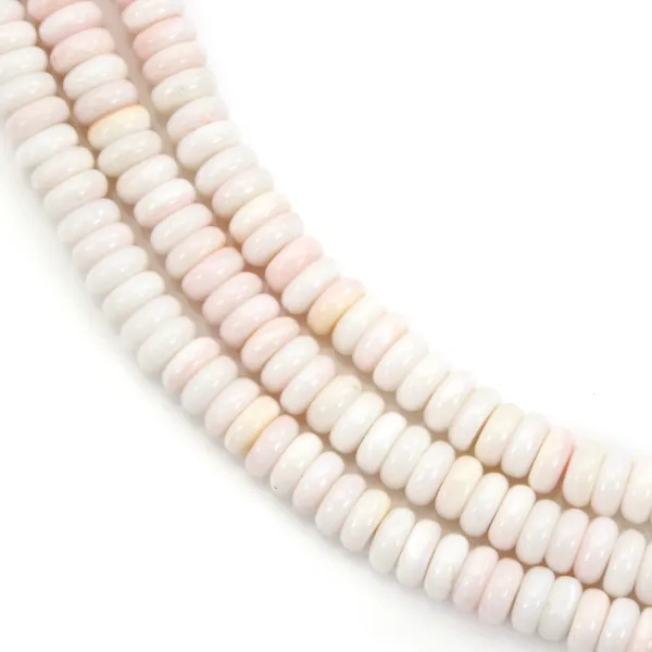 Vue rapprochée de perles lambi rose 2x4mm Heishi sur fil de 40cm