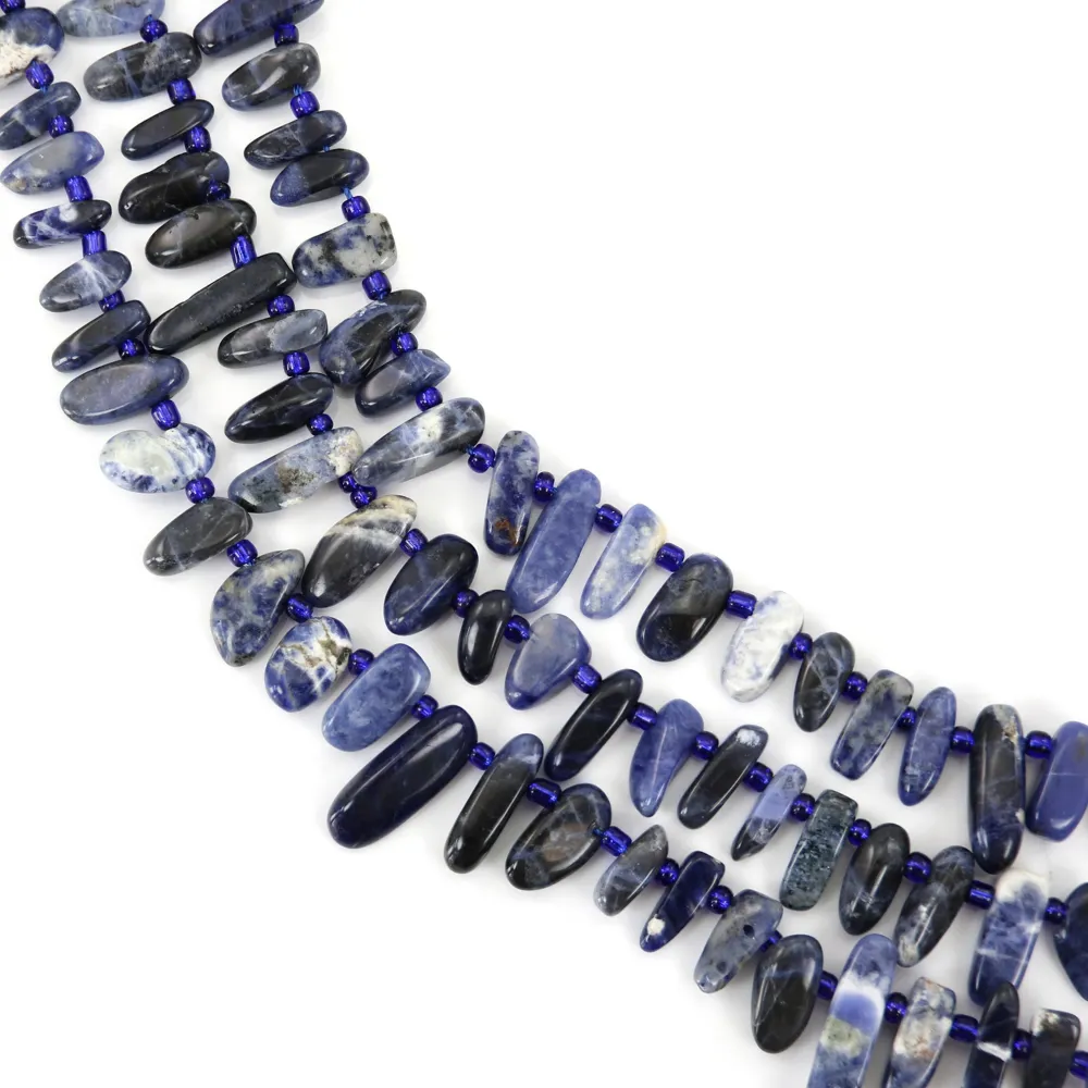 Perle chips allungate in Sodalite blu su filo