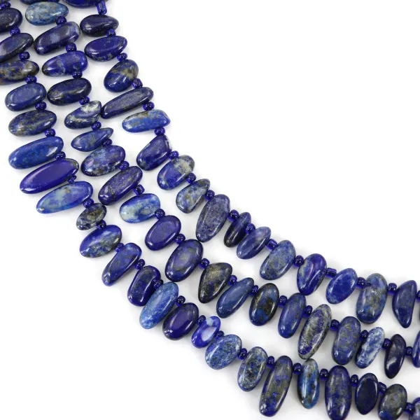 Perlenstränge aus tiefblauem Lapis Lazuli auf Faden