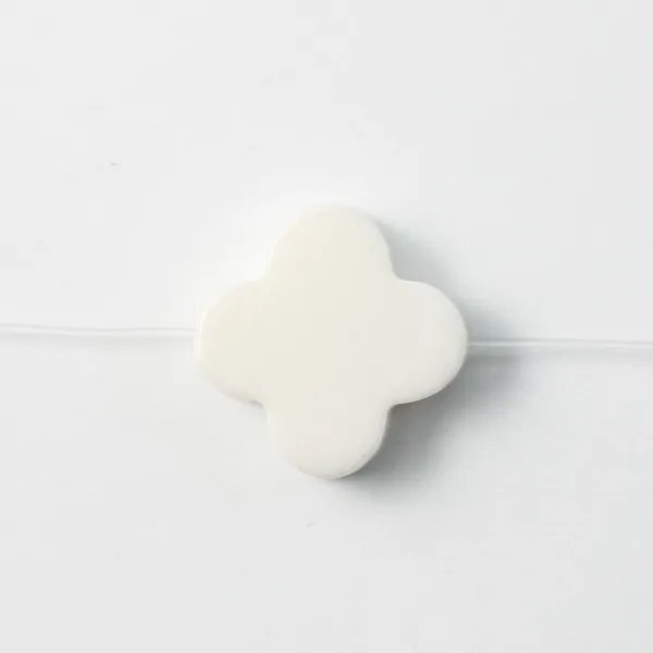 Agate blanc trèfle 16mm 