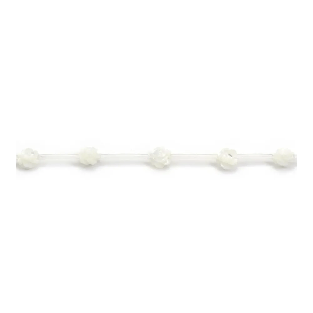 Nacre blanche en forme de fleurs sur fil 6mm x 40cm (15pcs)