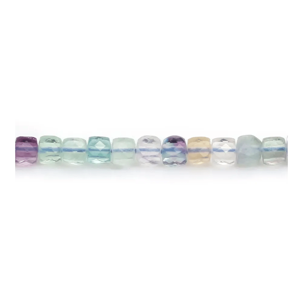 Fluorite, de forme cube facetté, 4.5-5 mm x 40cm