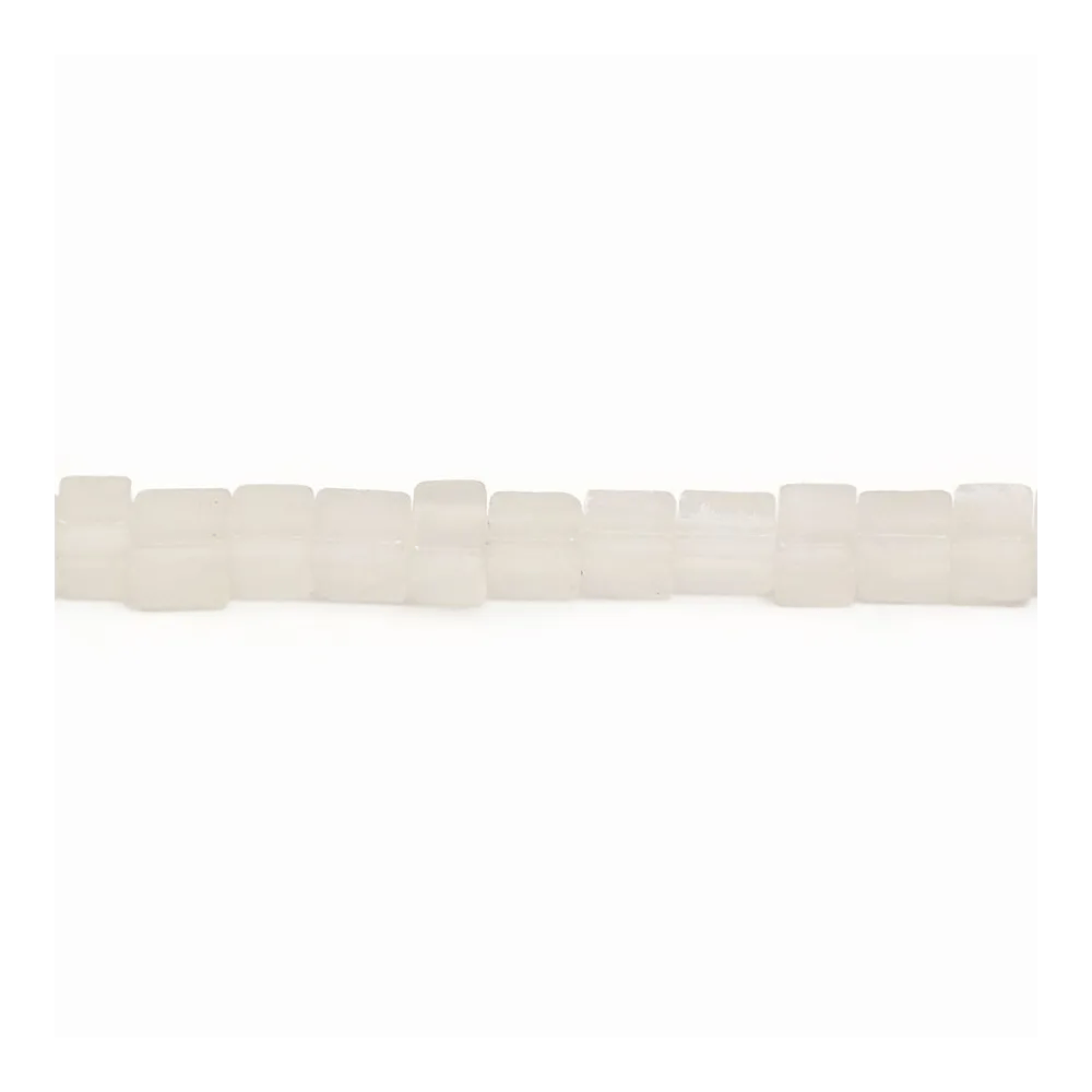 Jade de couleur blanc, de forme carré, 4mm x 40cm