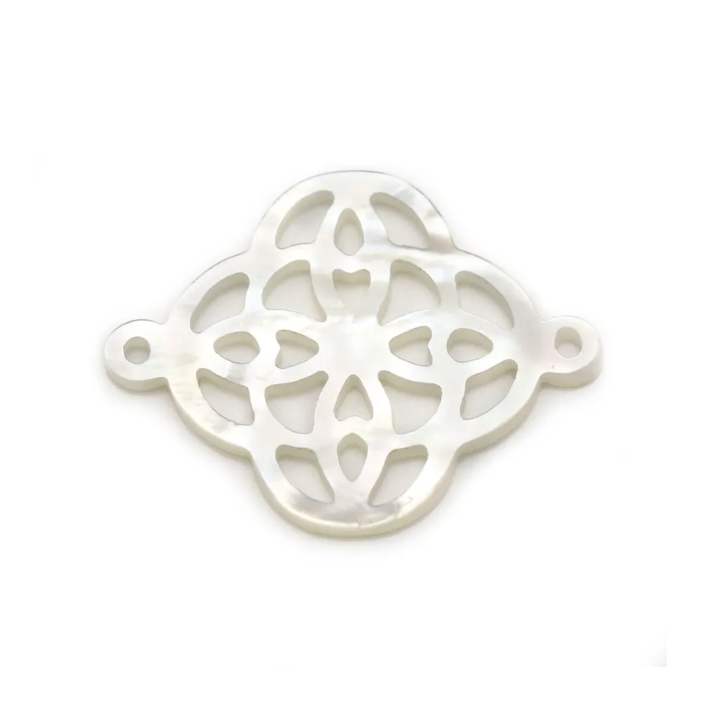 Nacre blanche en motif celtique ajouré 18x24mm x 1pc