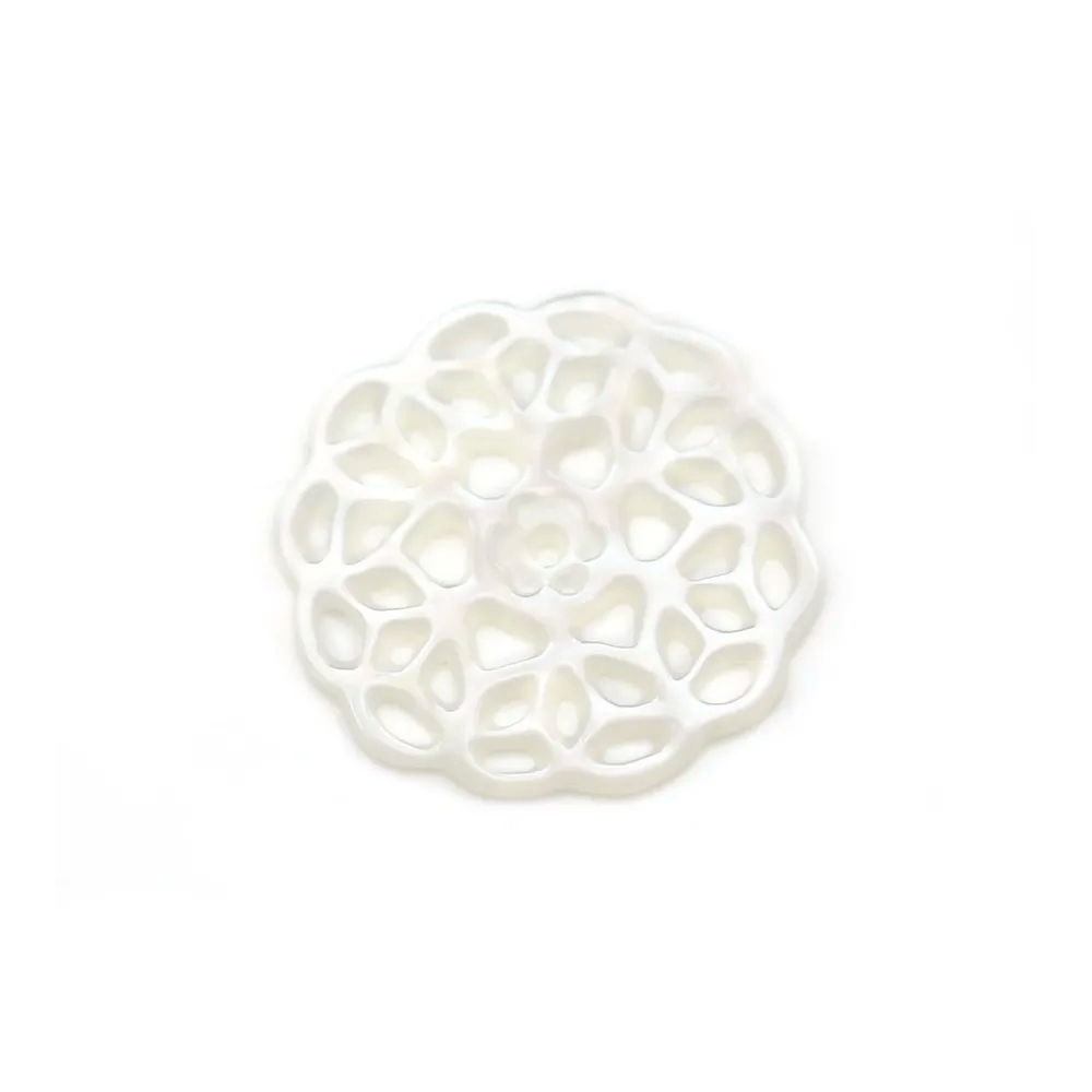 Nacre de couleur blanche, en forme de fleur, de taille 14mm x 1pc