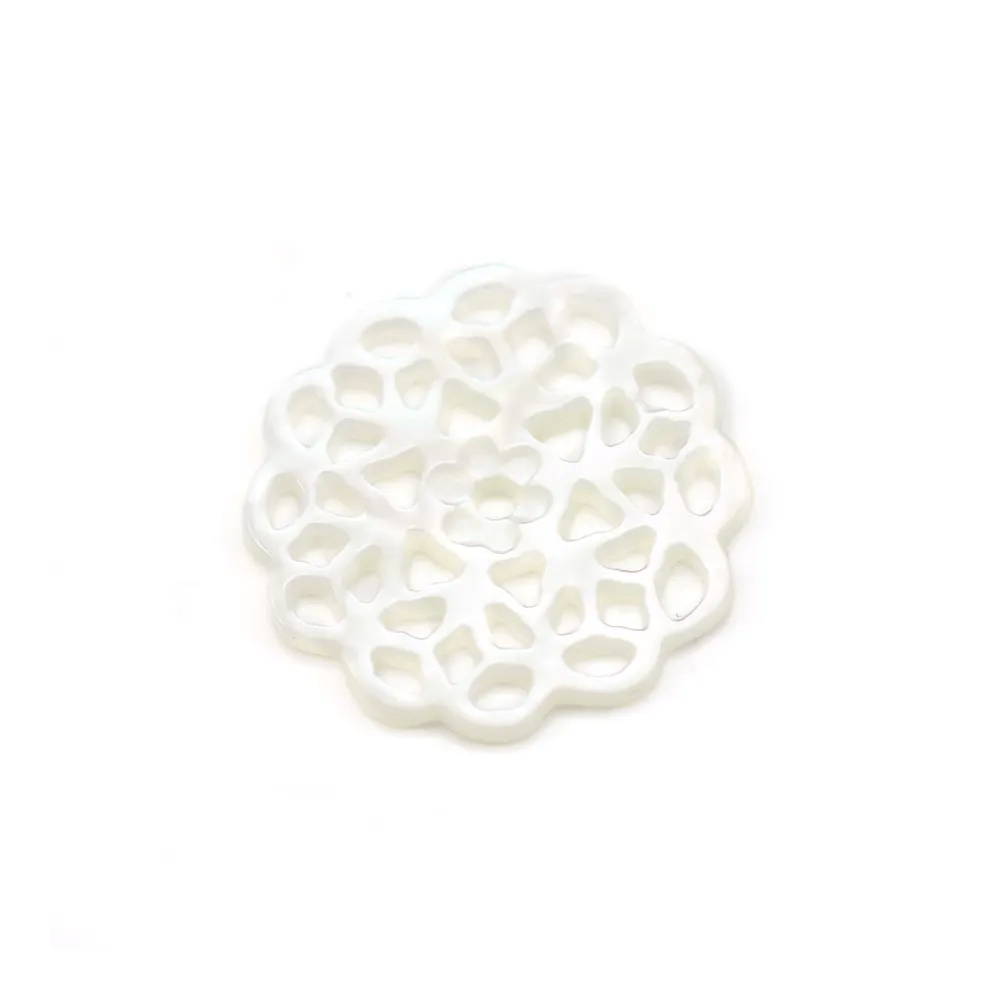 Nacre de couleur blanche, en forme de fleur, de taille 18mm x 1pc