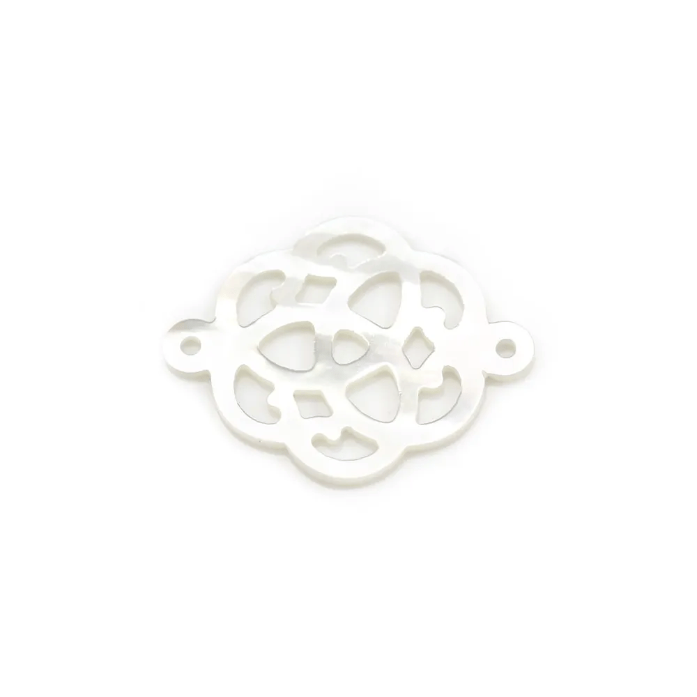 Nacre blanche en motif celtique ajouré 18mm x 1pc