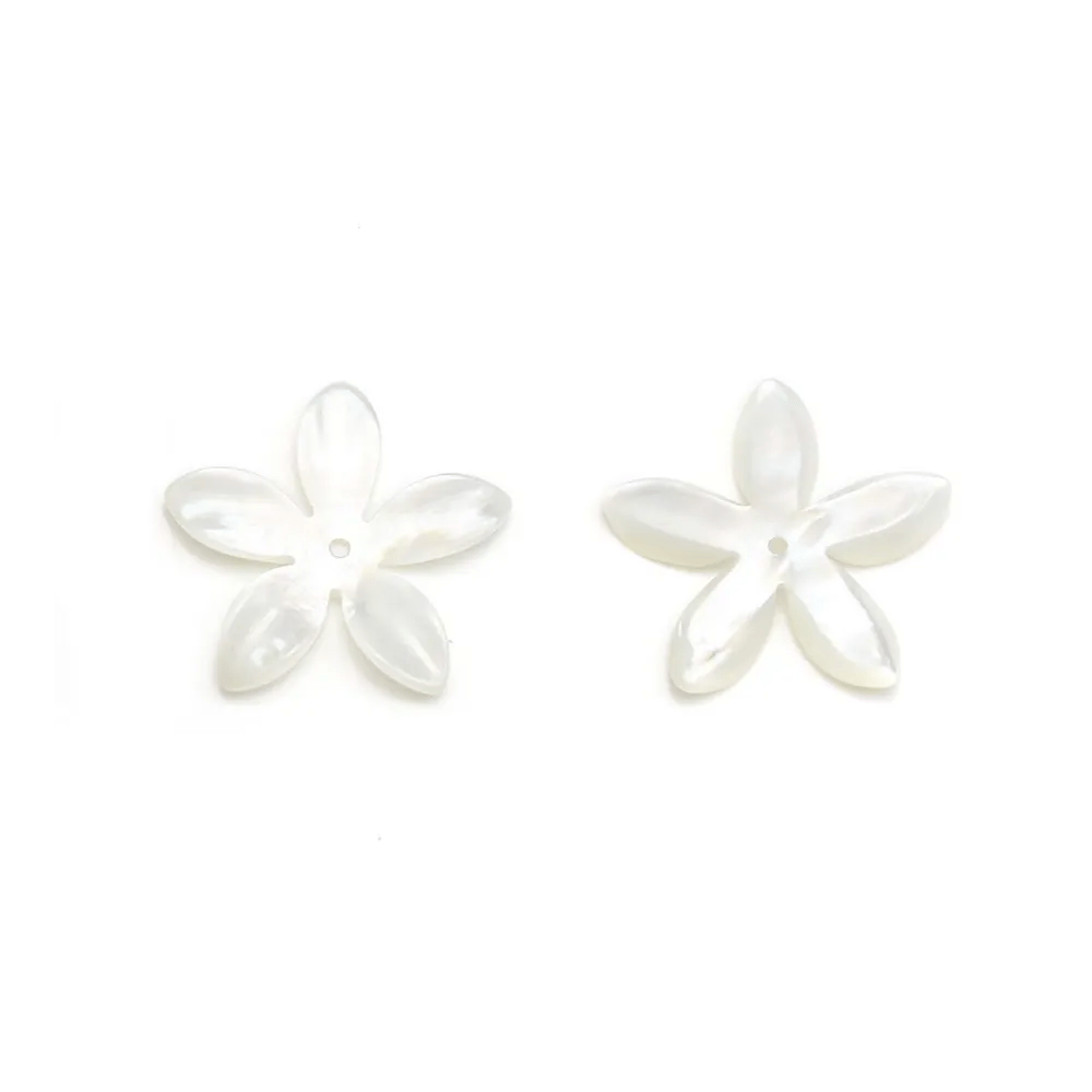 Nacre de couleur blanche et en forme de fleur, mesurant 18mm x 1pc