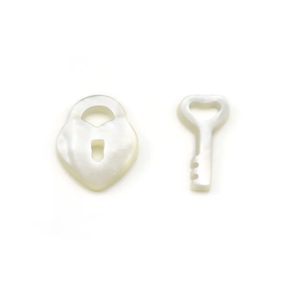 Nacre blanche en forme de cadenas et clé 