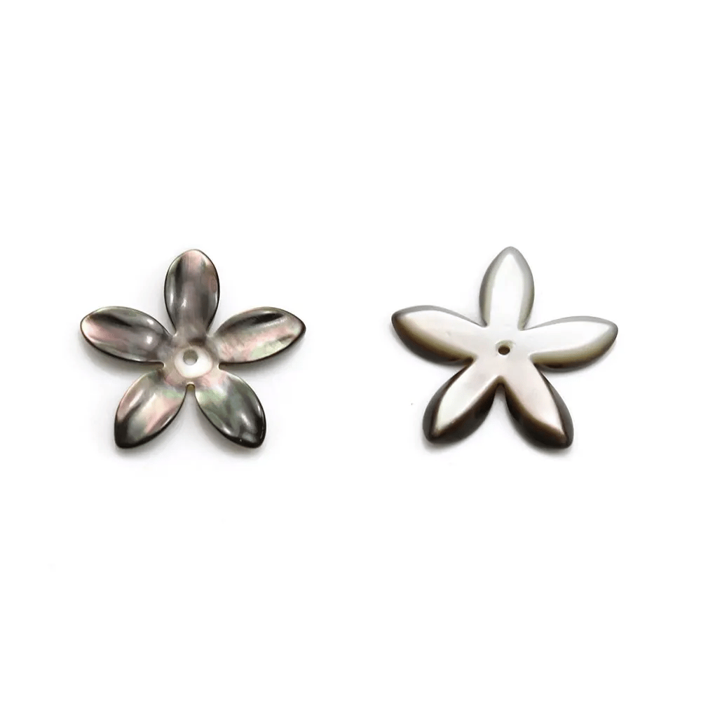 Nacre de couleur grise, en forme de fleur, mesurant 18mm x 1pc