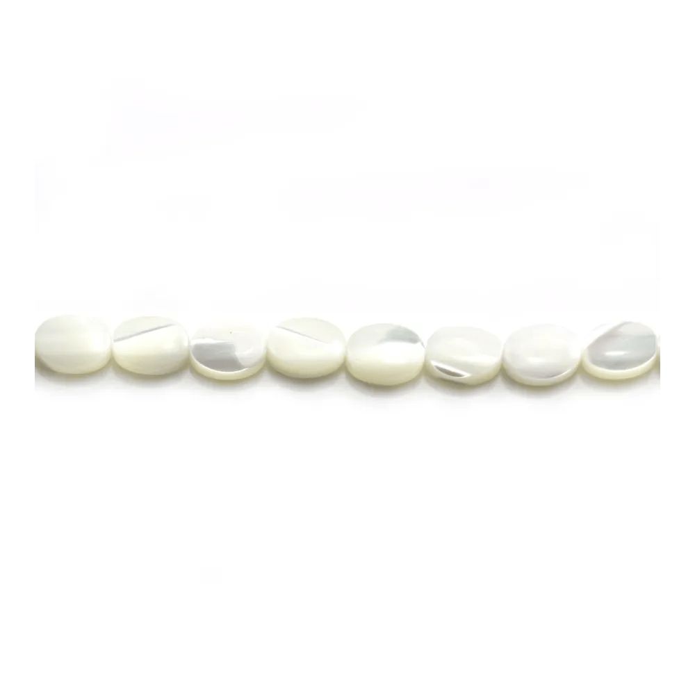 Nacre blanche en ovale sur fil 6x8mm x 40cm