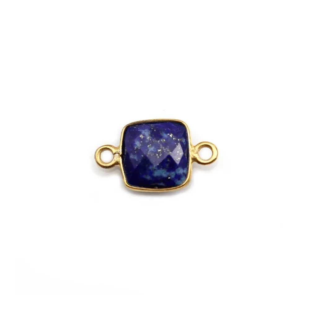 Lapis lazuli de forme carré, 2 anneaux, serti en argent doré, 9mm x 1pc
