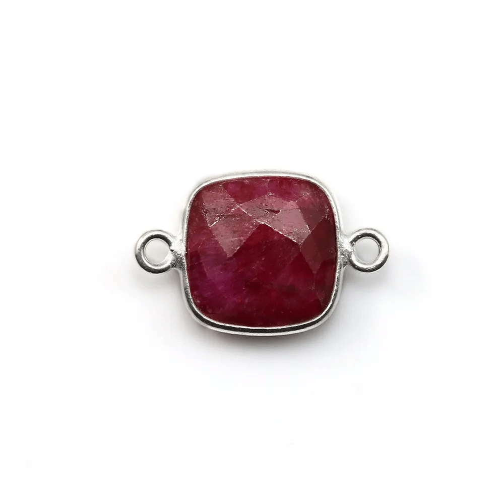 Pierre traitée avec 2 anneaux couleur rubis sertie sur argent 925 carré facettée 11mm x 1pc