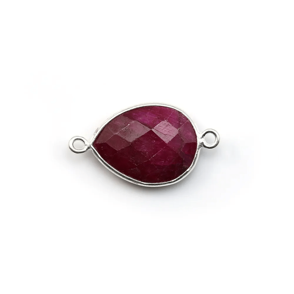 Pierre traitée avec 2 anneaux couleur rubis sertie sur argent 925 goutte facettée 13x17mm x 1pc