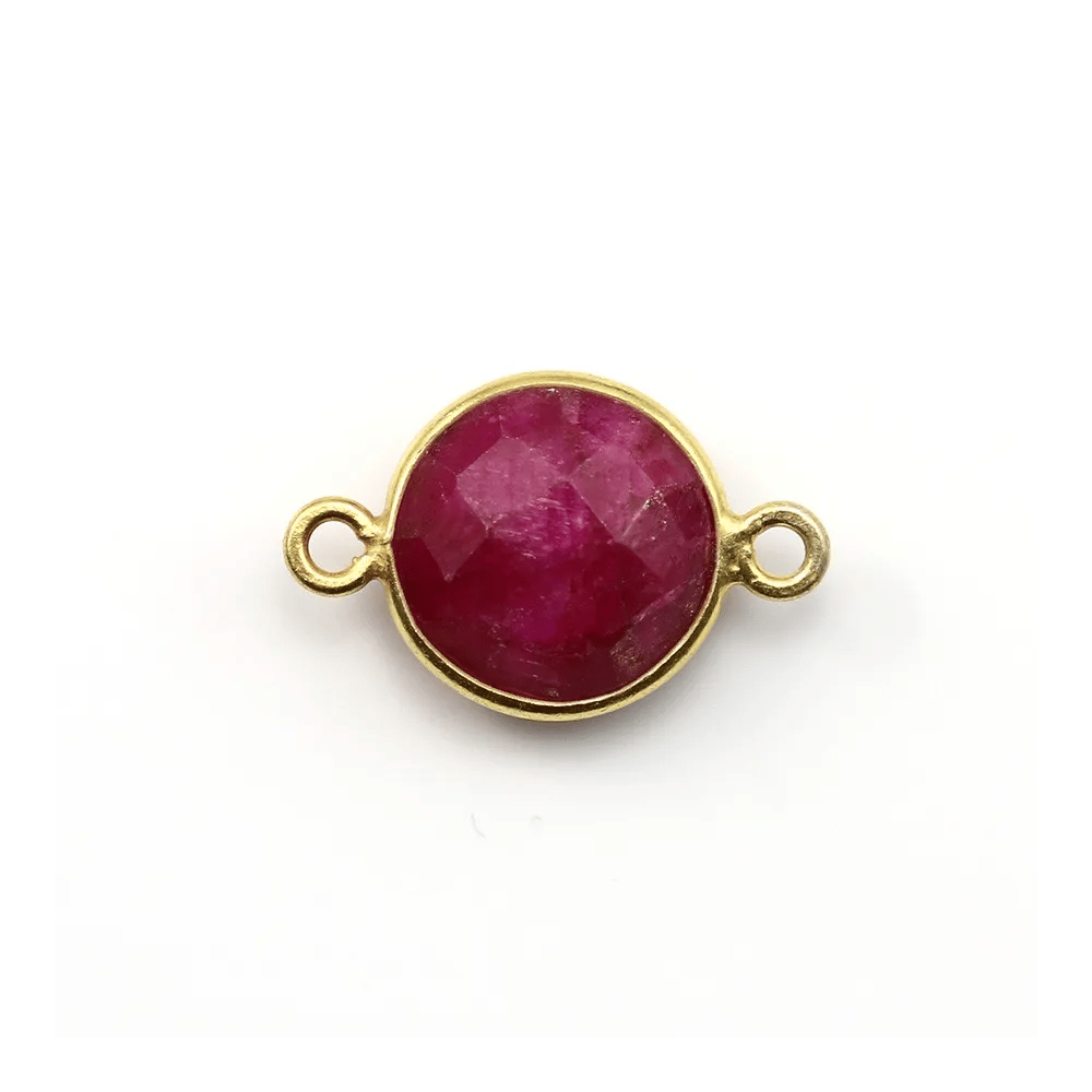 Pierre traitée couleur rubis sertie sur argent 925 doré ronde facettée et 2 anneaux 11mm x 1pc
