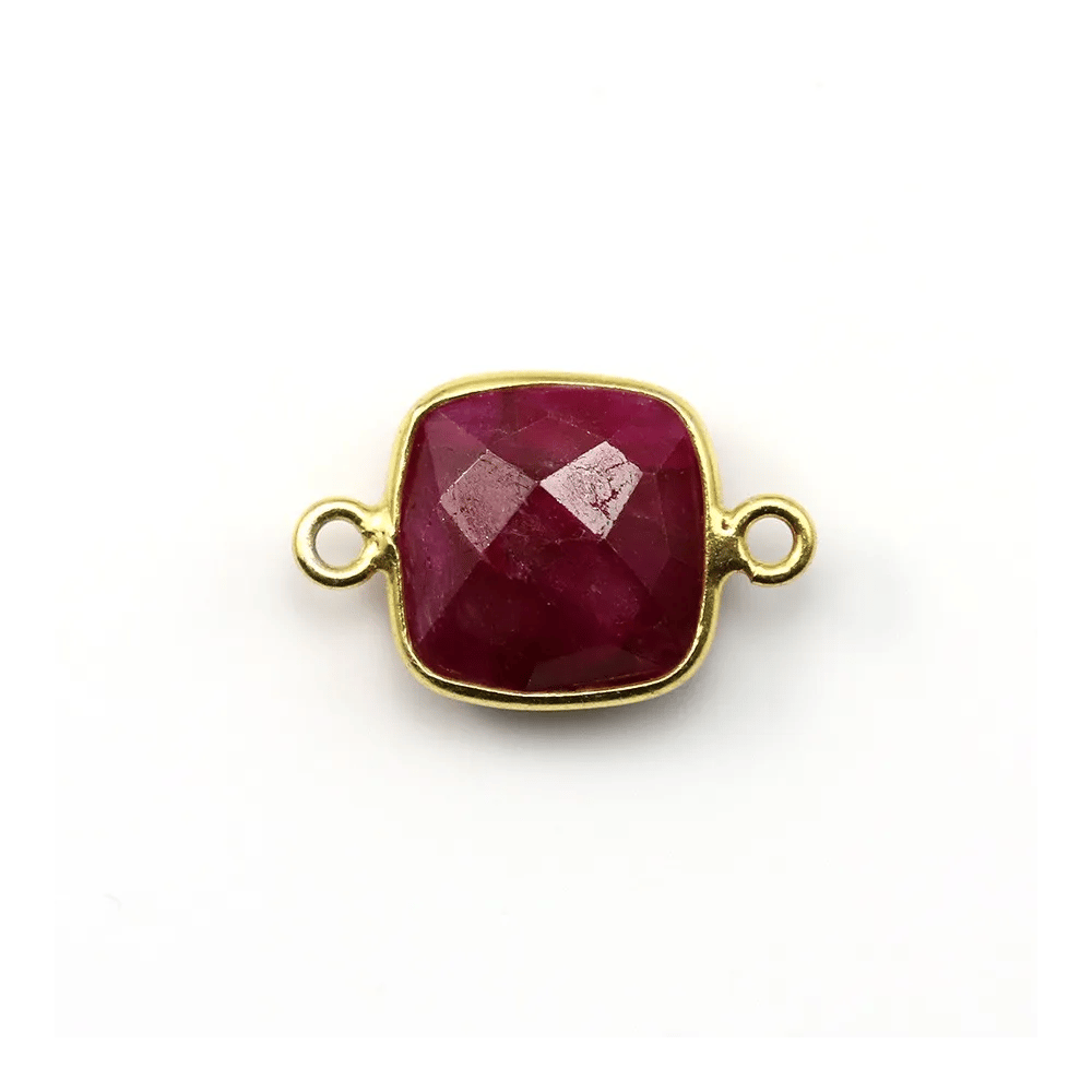 Pierre traitée avec 2 anneaux couleur rubis sertie sur argent 925 carré facettée 11mm x 1pc