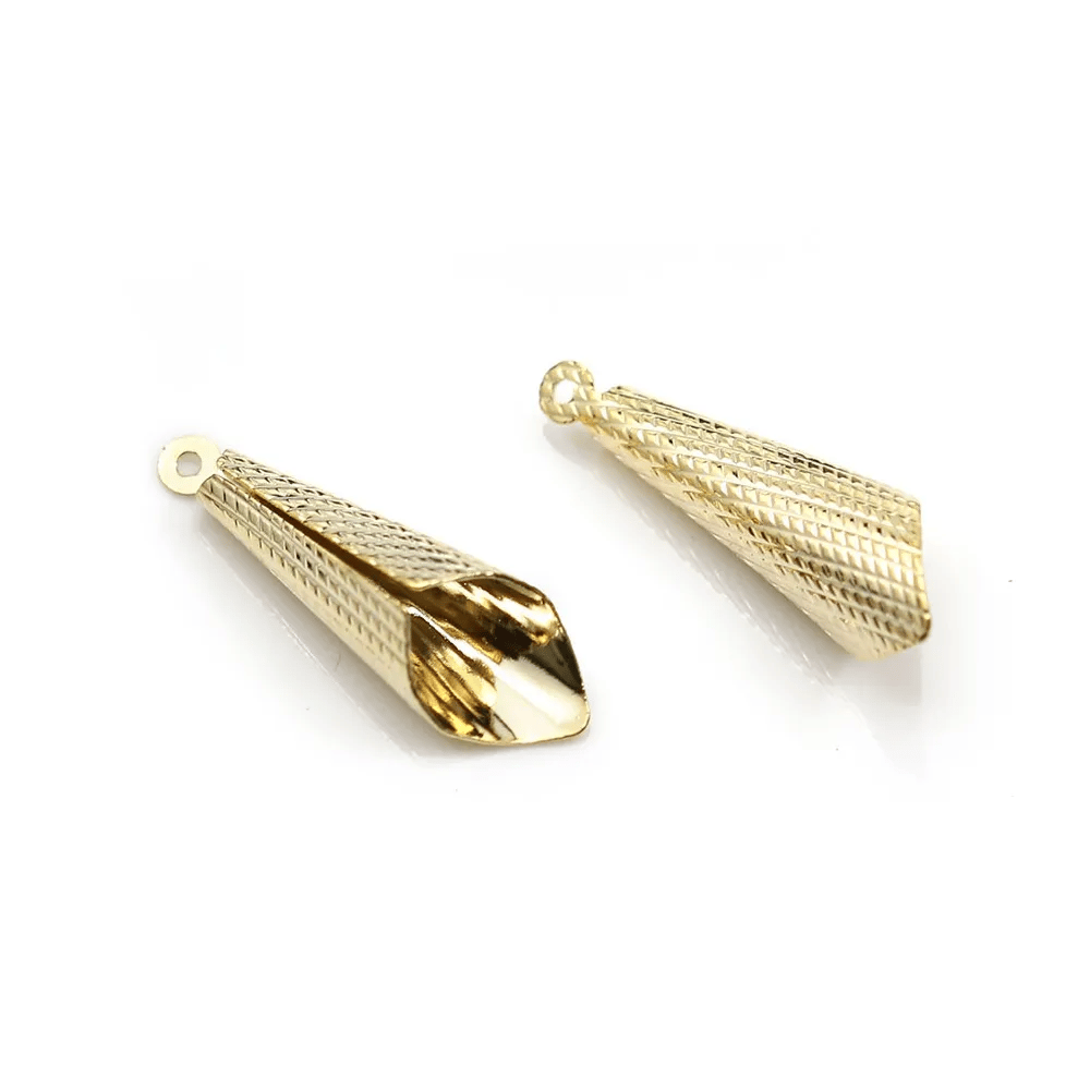 Breloque en forme de cône , plaqué par "flash" or sur laiton x 4pcs
