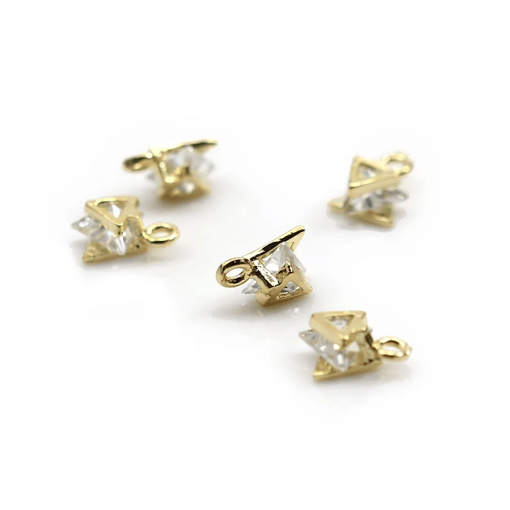 Breloque en forme de triangle avec zirconium , plaqué par "flash" or sur laiton  x 2pcs