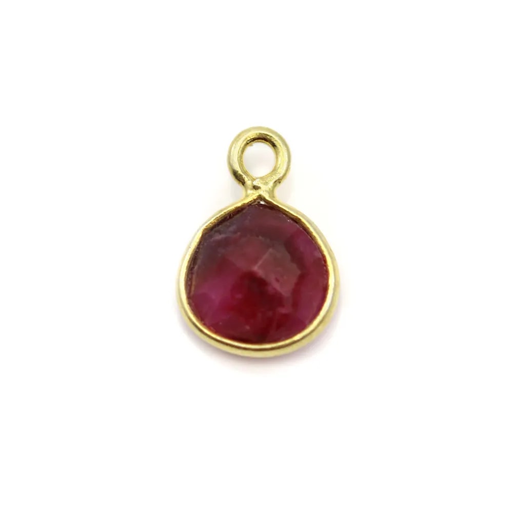 Breloque en Pierre traitée couleur rubis goutte facettée serti argent 925 doré à l'or fin 7x10mm x 1pc