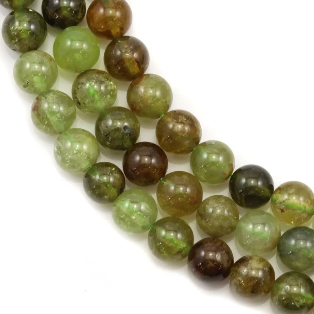 Grenat de couleur vert, de forme ronde, et de taille 6mm x 39cm