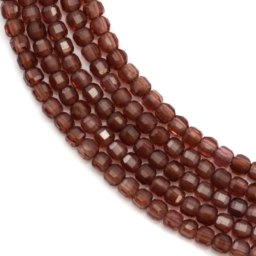 Grenat pyrope, en forme de cube facette 2mm x 40cm