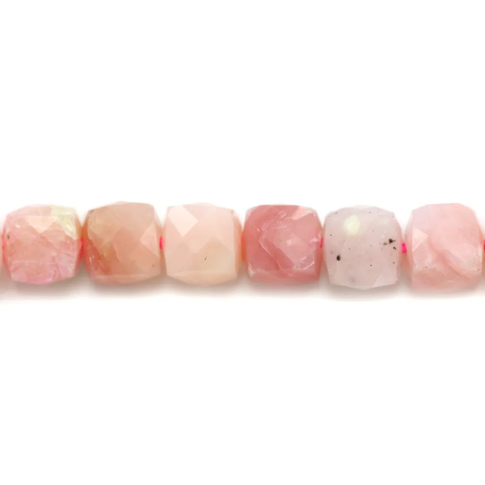 Opale rose, de forme cube facetté, 4.5-5 mm x 40cm