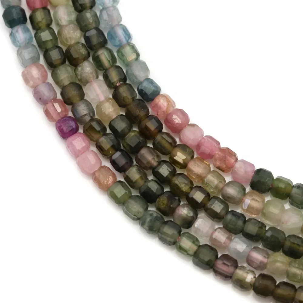 Tourmaline en forme de cube facette 2mm x 40cm