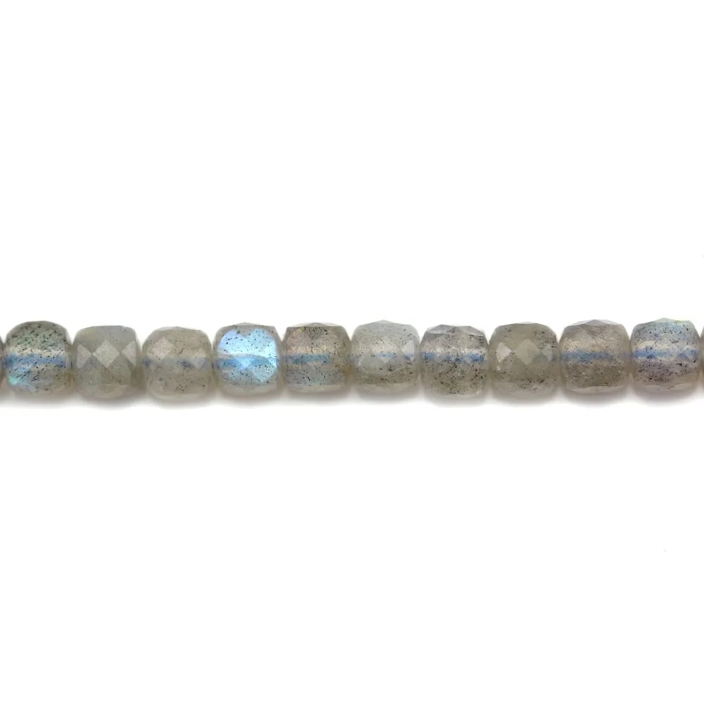 Labradorite, de forme cube facetté, 5 mm x 40cm