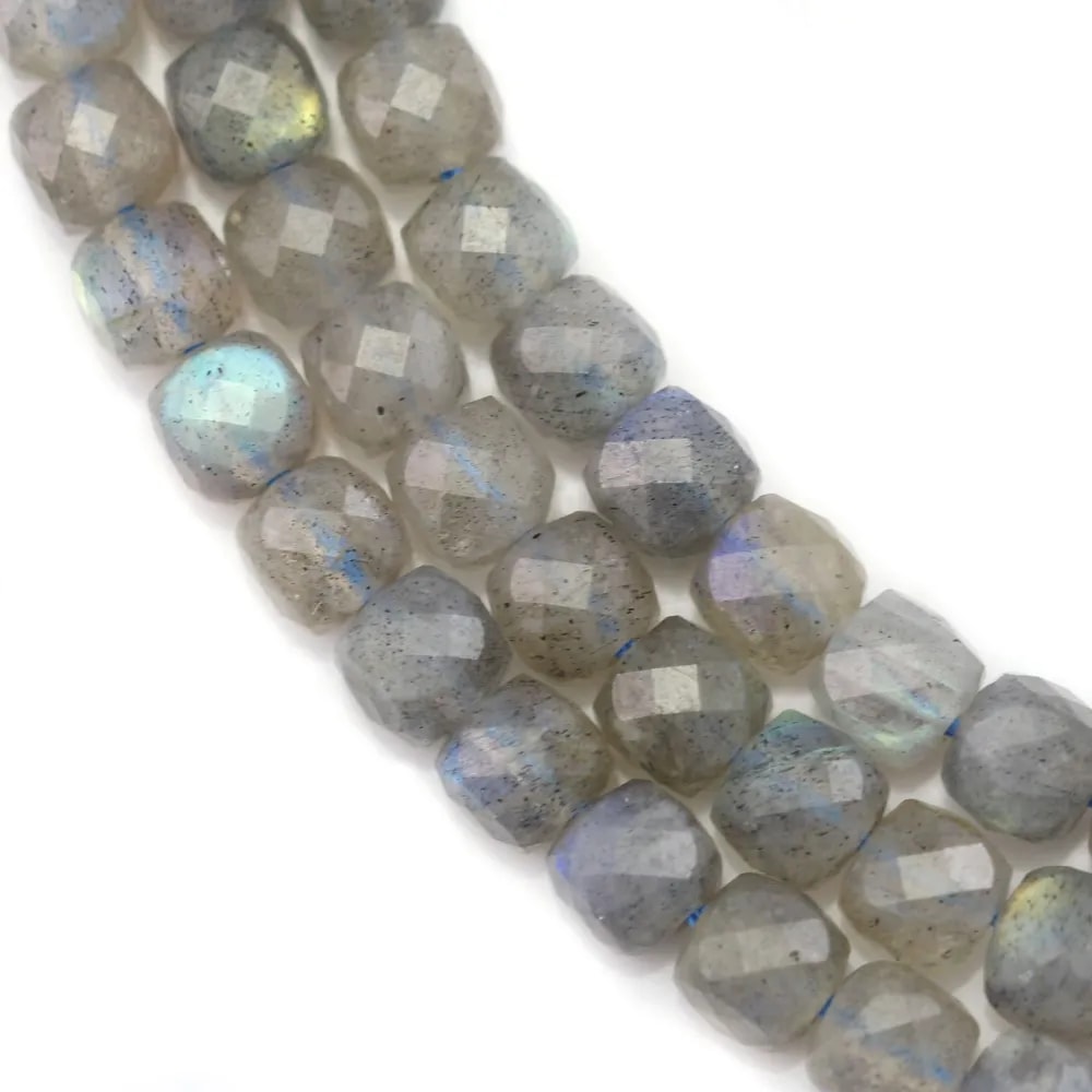 Labradorite, de forme cube facetté, 5 mm x 40cm