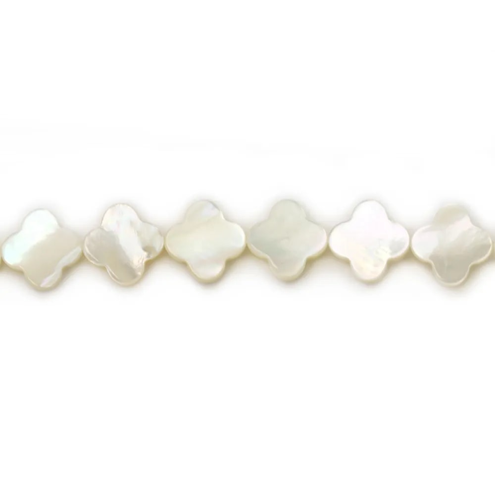 Nacre blanche en forme de trèfle sur fil 10mm x 40cm