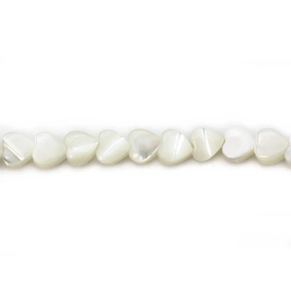 Nacre blanche en forme de coeur sur fil 4mm x 40cm