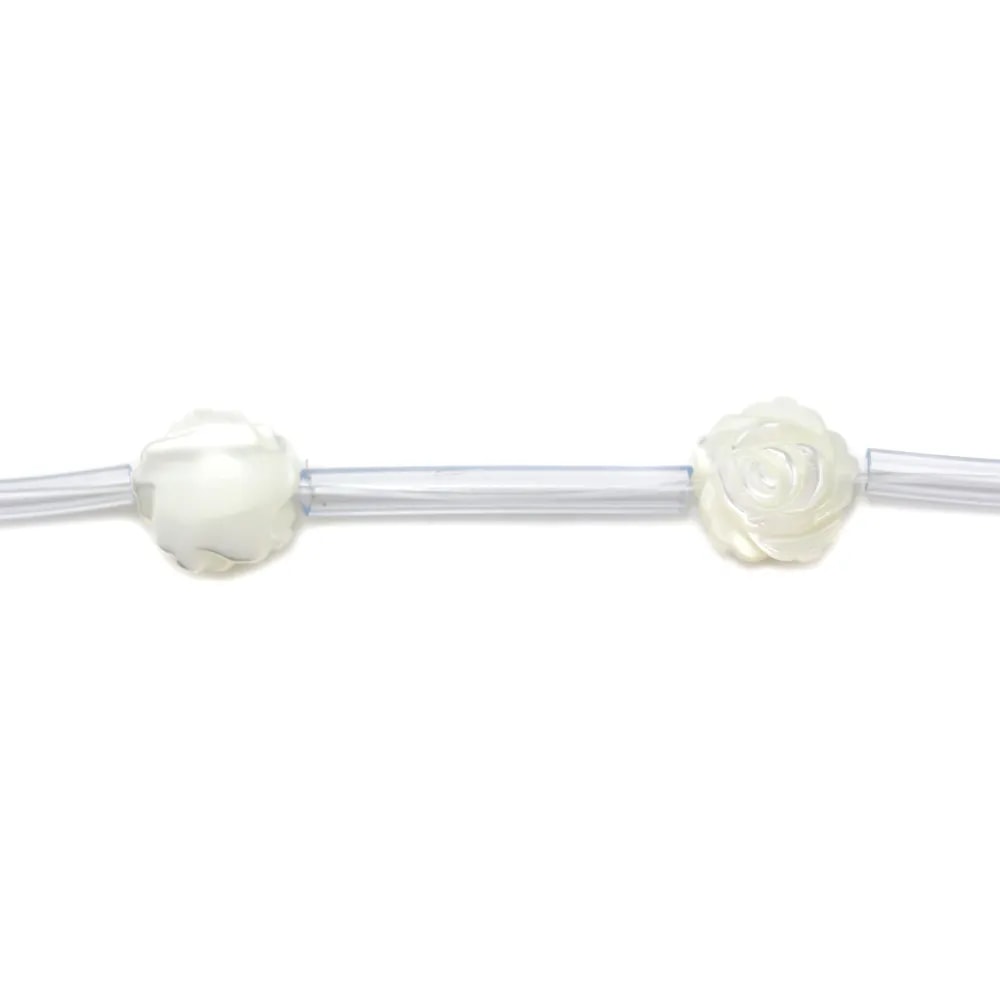 Nacre blanche en forme de rose sur fil 8mm x 40cm