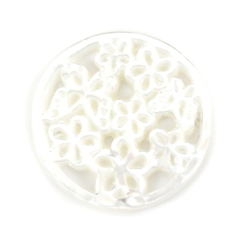 Nacre blanche et ronde avec fleurs et papillons ajourés 18mm x 1pc