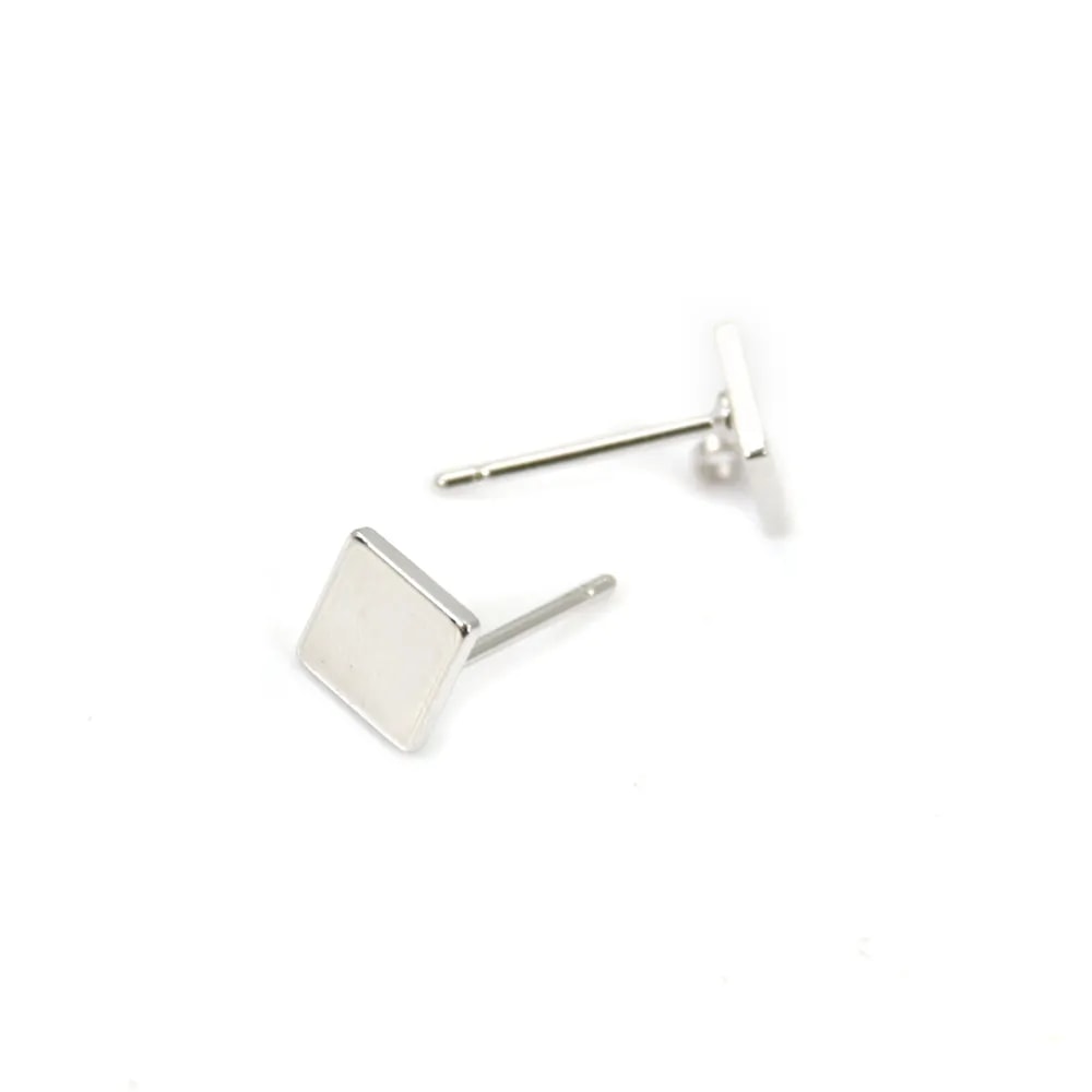 Clous d'oreille carré 6mm, plaqué par "flash" or sur laiton x 2pcs 