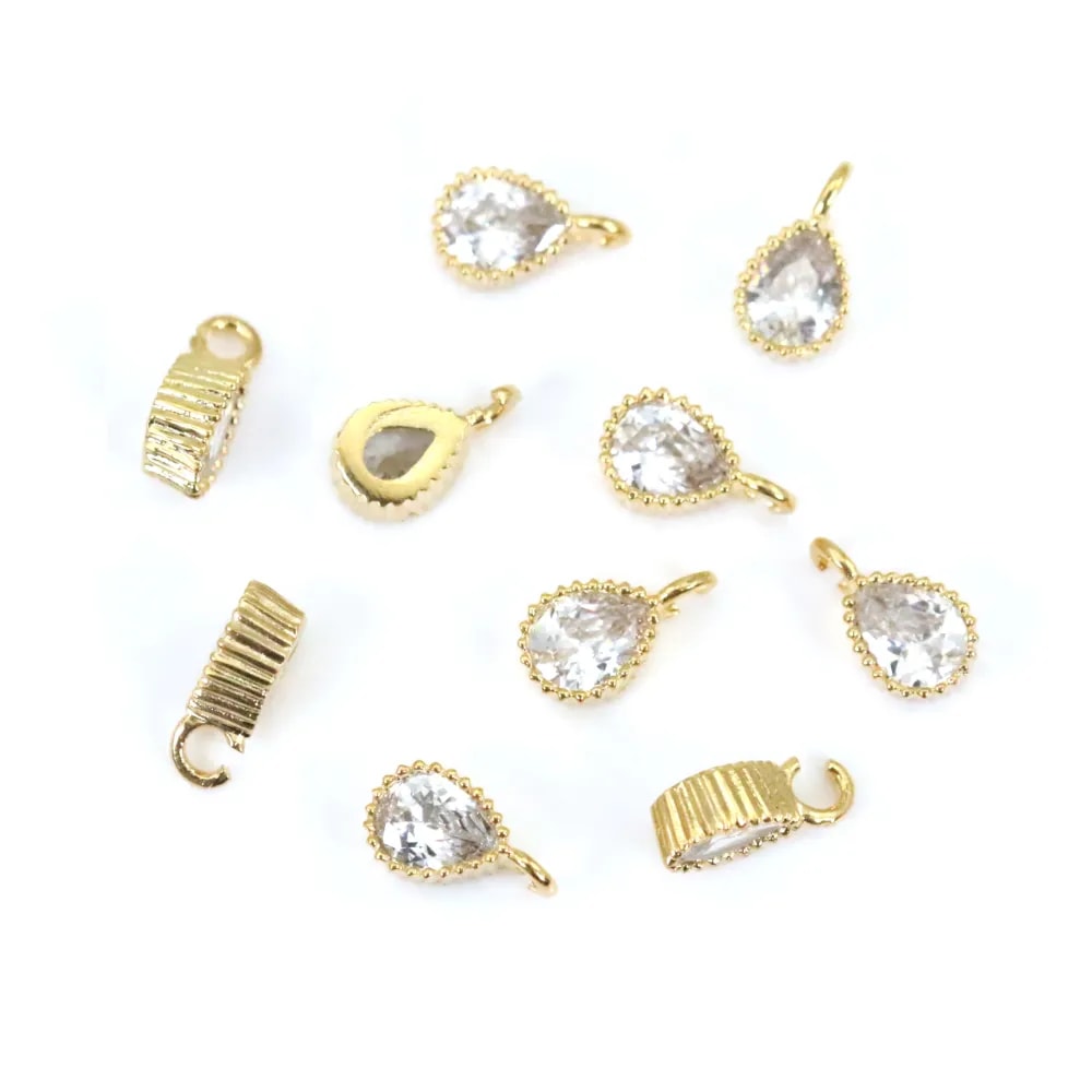 Breloque en forme poire 4x7.5mm  avec zirconium, plaqué par "flash" or sur laiton x 2pcs
