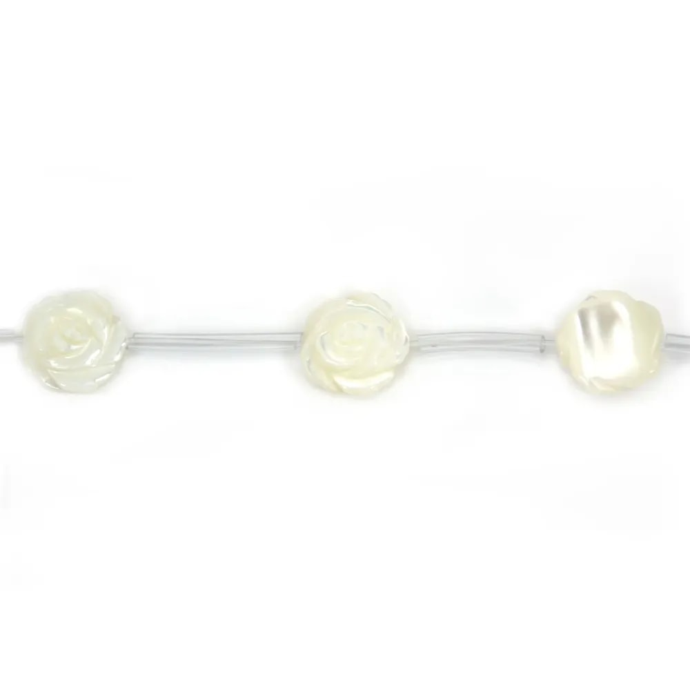 Nacre blanche en forme de rose sur fil 12mm x 40cm