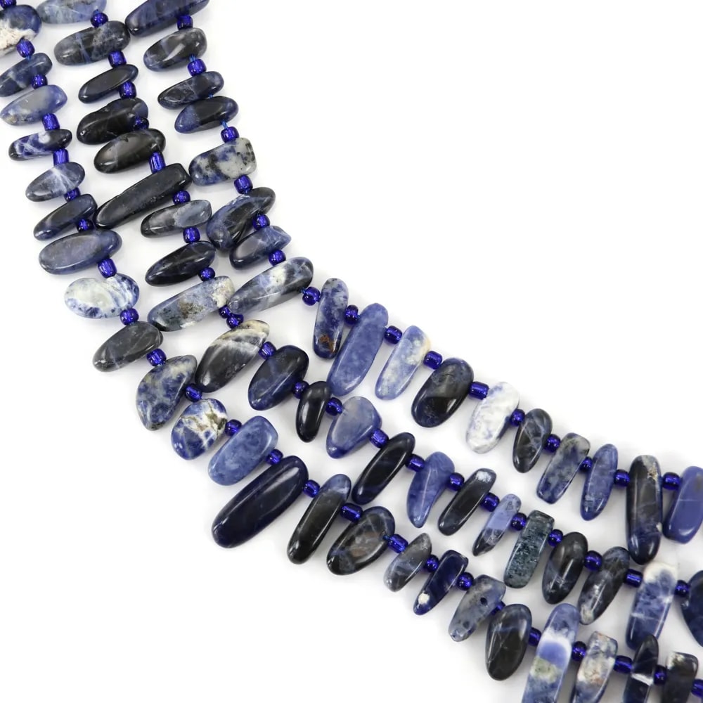 Perles chips allongés en Sodalite bleue sur fil