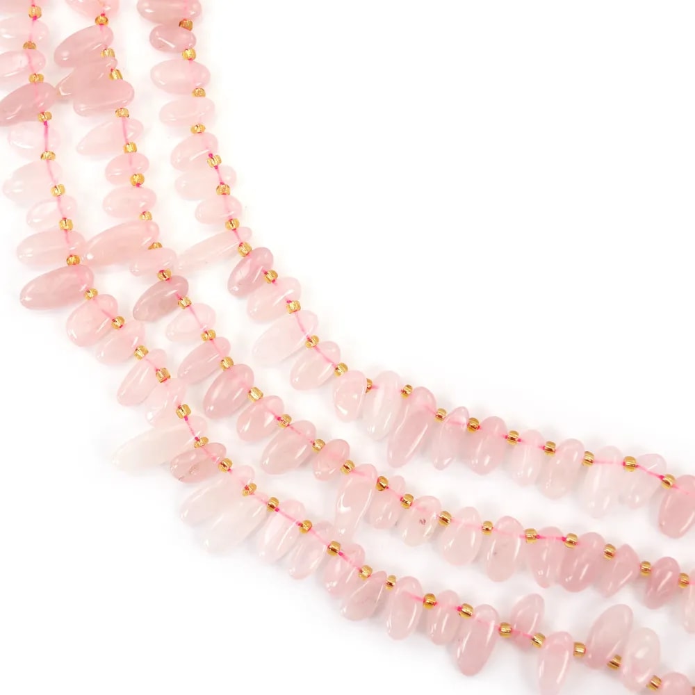 Perlas chips alargadas en Cuarzo rosa natural en hilo