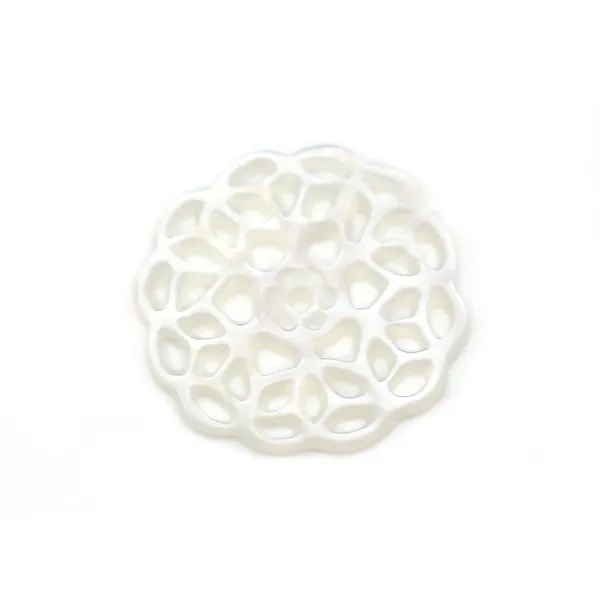 Nacre de couleur blanche, en forme de fleur, de taille 14mm x 1pc