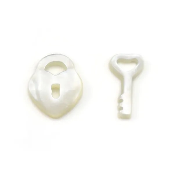 Nacre blanche en forme de cadenas et clé 