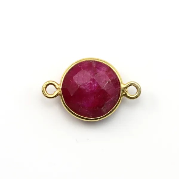 Pierre traitée couleur rubis sertie sur argent 925 doré à l'or fin ronde facettée et 2 anneaux 11mm x 1pc
