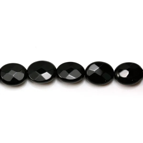 Onyx en forme d'ovale facetté, sur fil, mesurant 8x10mm x 40cm