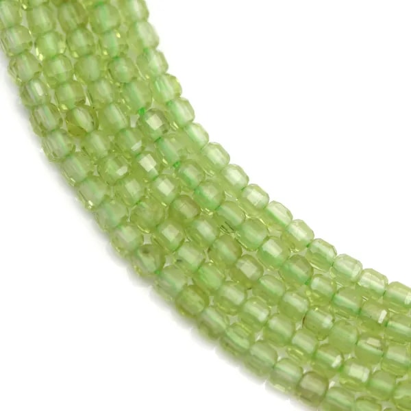 Péridot en forme de cube facette 2mm x 40cm