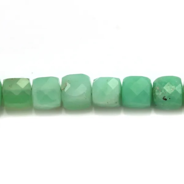 Chrysoprase de forme cube facettée 3.5-4mm x 40cm