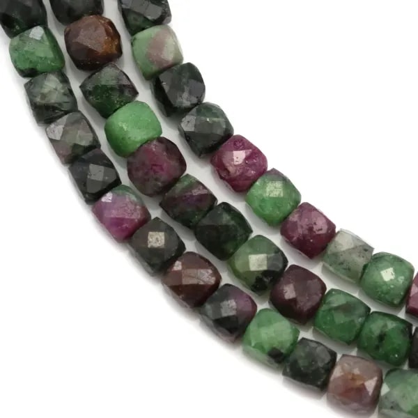 Rubis zoisite, de forme cube facetté, 4.5-5 mm x 40cm