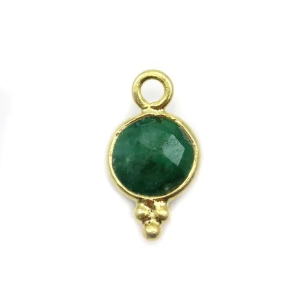 Breloque en Pierre traitée couleur émeraude ronde facettée serti argent 925 doré à l'or fin 7x13mm x 1pc