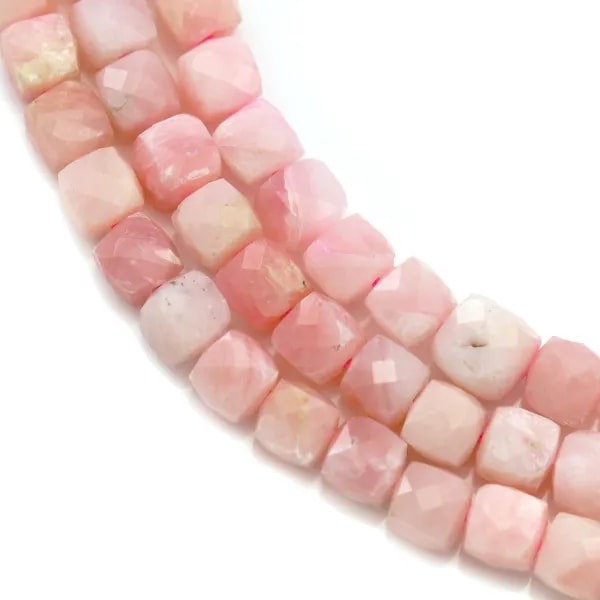 Opale rose, de forme cube facetté, 4.5-5 mm x 40cm